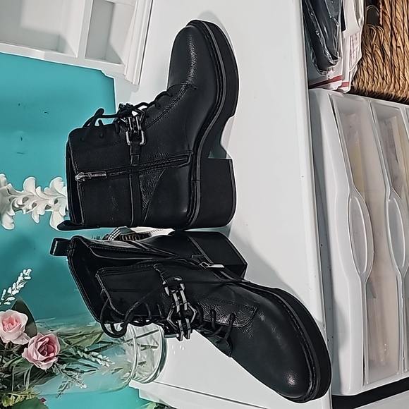 VINCE CAMUTO leather botties NWT. Reg. 99.00. Side zipper - Picture 4 of 9